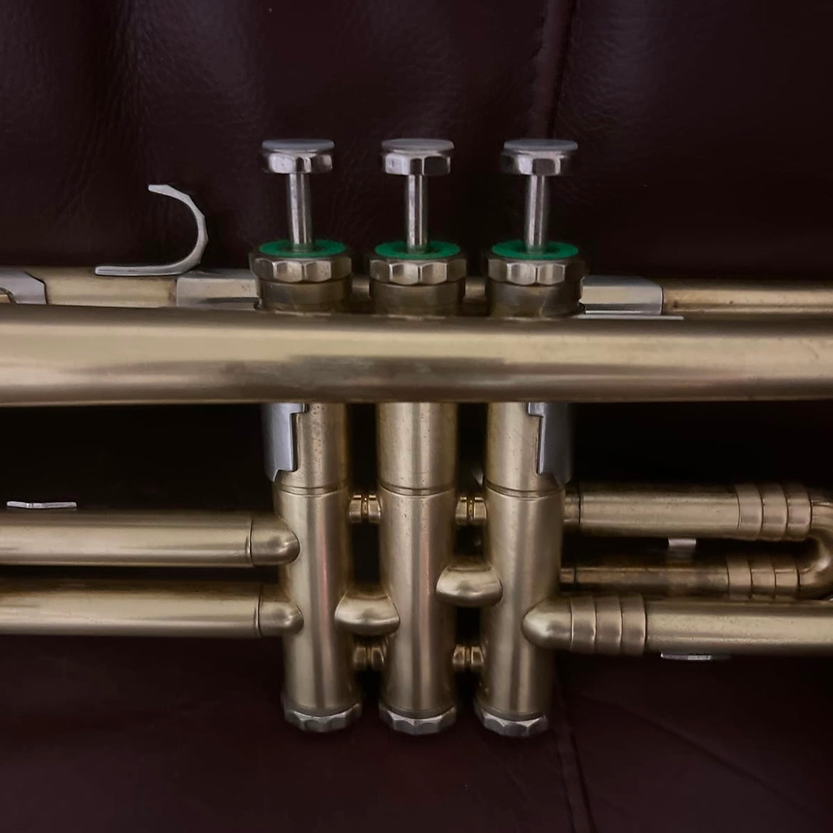 Getzen Model 90 Deluxe (1953) Bb Trumpet SN 23727 (100% new gold tint lacquer)